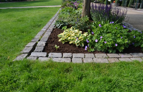 Flower Bed Mulching in Livonia